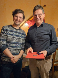 Daniel Fallmann gratuliert Oliver Siebert zu 40 Jahre Mitgliedschaft